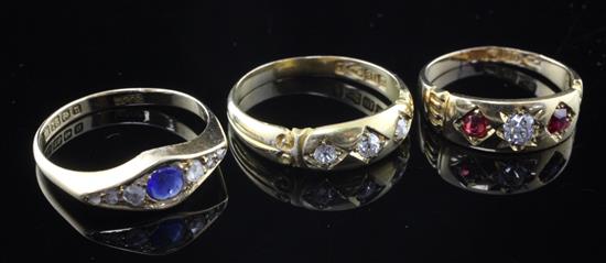 Three late 19th/early 20th century 18ct gold gem set dress rings, sizes M & P.